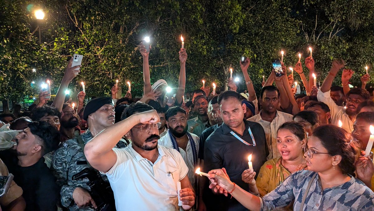 AniketDhanuk_'s tweet photo. आज शाम लखनऊ के ईको गार्डन में पंचायत सहायकों के बीच बड़े भाई चंद्रशेखर आजाद जी के साथ संघर्ष जारी है और न्याय मिलने तक जारी रहेगा।

जय भीम! जय भारत! जय मंडल! जय संविधान!
#पंचायत_सहायक_संघर्ष https://t.co/7q1gMAJa2O