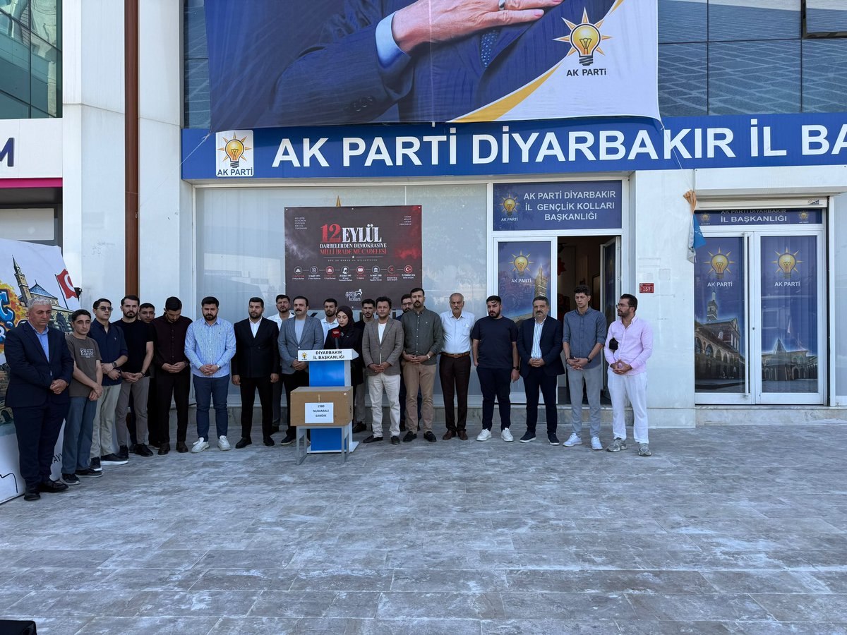 MBeranDilek's tweet photo. 📍 AK Parti Diyarbakır İl Başkanlığı

AK Parti Genel Merkez Gençlik Kolları İnsan Hakları Başkanlığımız tarafından, 12 Eylül 1980 darbesinin yıl dönümünde 81 ilimizde eş zamanlı basın açıklaması gerçekleştirildi.

Gençlik Kolları İnsan Hakları Birim Başkanımız Sayın Nazerin Baytur’un konuşmasıyla gerçekleştirilen açıklamada, 12 Eylül darbesinin demokrasiye, temel hak ve özgürlüklere verdiği zarara dikkat çekildi.

Demokrasimize ve millî irademize sahip çıkmaya devam edeceğiz.

@enesscimen 
@AKGenclik021 
@akpartidbakir