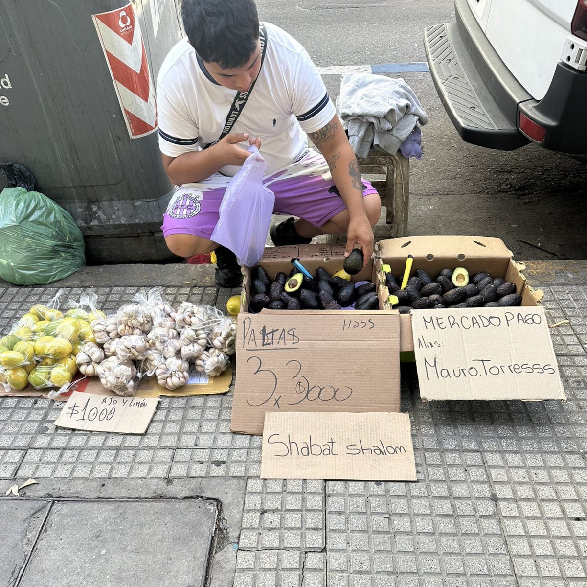 TugoNews's tweet photo. Un GENIO se puso a vender paltas y para que Jorge Macri lo deje laburar tranquilo puso carteles en HEBREO, porque la única manera en que NO TE REPRIMEN, NI TE DESALOJAN es si perteneces a ESA comunidad https://t.co/I44dhFIVAQ