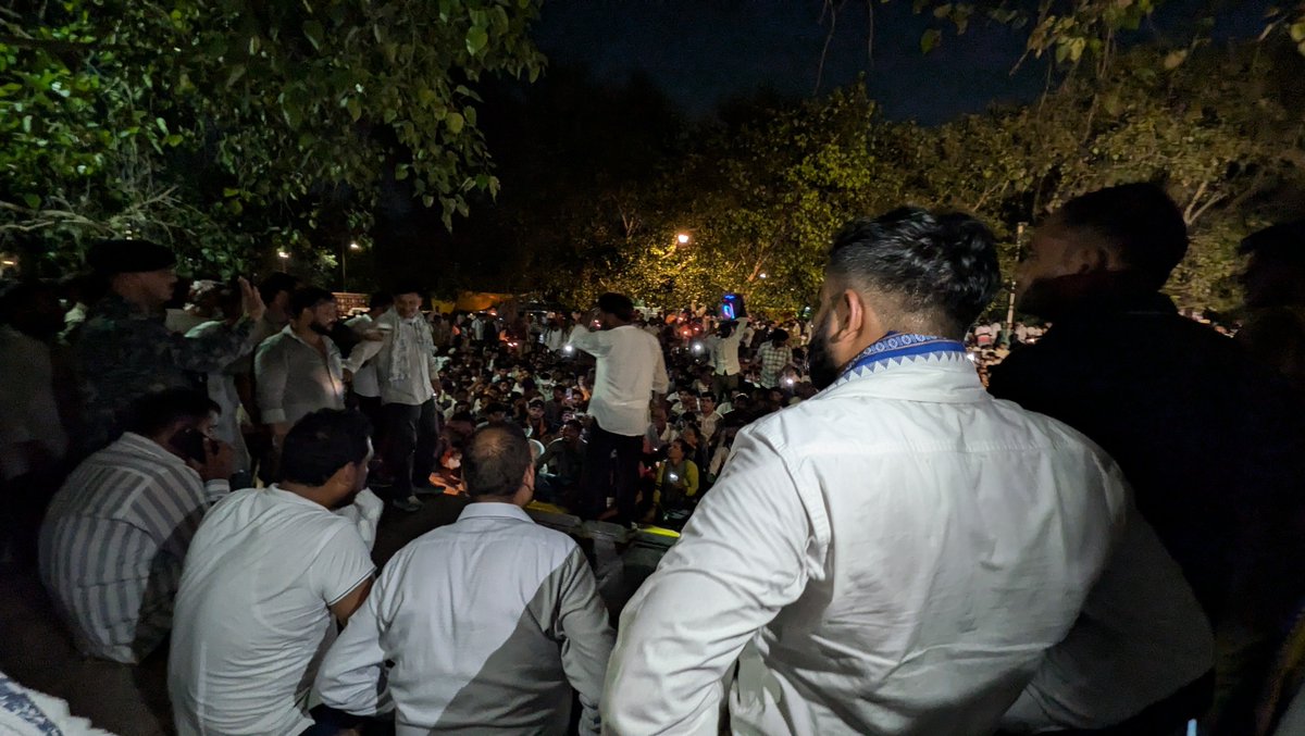 AniketDhanuk_'s tweet photo. आज शाम लखनऊ के ईको गार्डन में पंचायत सहायकों के बीच बड़े भाई चंद्रशेखर आजाद जी के साथ संघर्ष जारी है और न्याय मिलने तक जारी रहेगा।

जय भीम! जय भारत! जय मंडल! जय संविधान!
#पंचायत_सहायक_संघर्ष https://t.co/7q1gMAJa2O