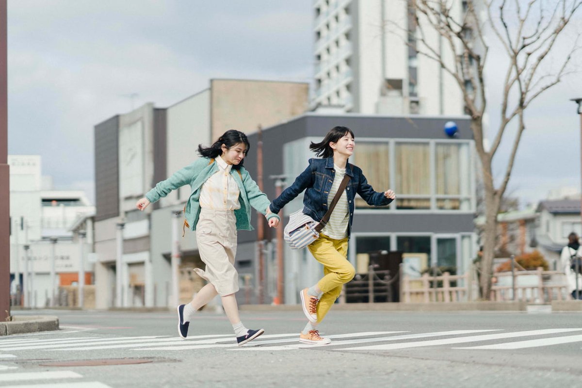 mingtangisready's tweet photo. ♢ルックバック 
実写化により映像と細部が足され深みを増した。
特に萌芽期の藤野と京本の創作ぶり。
脇の俳優陣も思いの外いい味を出す。
後半実写が幻想的なアニメを取り込むパートもお見事👏

ただ、胸に迫る物が多かったのはアニメ版...
これは、是枝監督が削った部分が思ったより自分にとって重要だったのかもしれない。
とはいえ美しい映画で、初めて観るフラットな感覚の人にはいいかも。
やはり京本が好き🫶