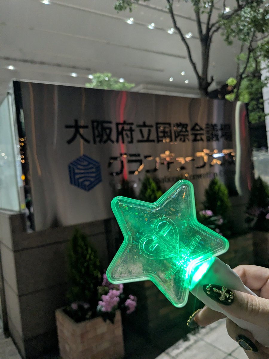 b6b3o8a11's tweet photo. 改めて超厄年祭in大阪お疲れ様でした。長い年月をかけ元々そんなに好きじゃなかった緑色、今はもはや私のパーソナルカラーです。このペンラも裏側傷だらけなんだけど昔なけなしの小遣いで買った私の宝物で、数え切れない思い出が傷に染み込んでいる。来年もライブ行きたいな。ボンバちゃん良いお年を！ https://t.co/r4uwcupVwB