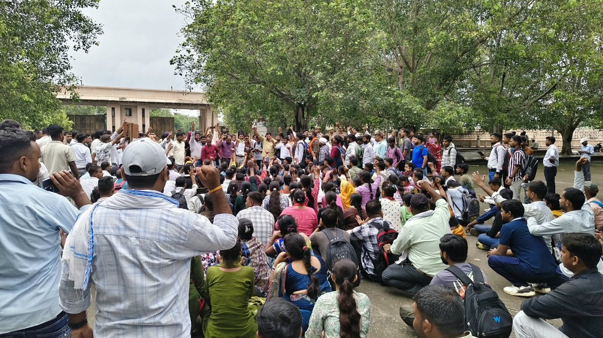 psunionup's tweet photo. हम दया नहीं मांगते,
हम अपनी मेहनत का सम्मान मांगते हैं।

₹6,000 का मानदेय बढ़ाकर सम्मानजनक किया जाए। ❤️

#पंचायत_सहायक_संघर्ष 

@CMOfficeUP 
@BhimArmyChief 
@yadavakhilesh https://t.co/7chWoeOyXO