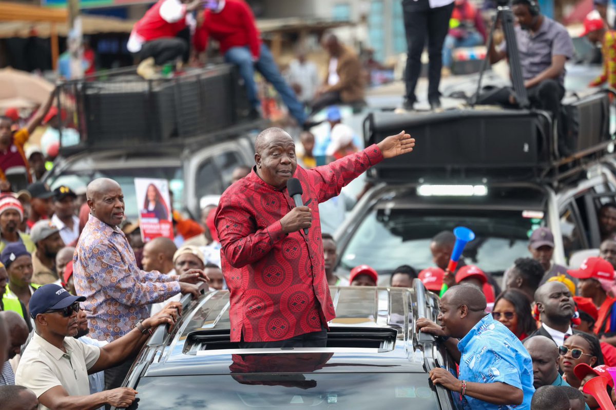Milele_FM's tweet photo. Dr Fred Matiang’i and Hon.Ndindi Nyoro  addressing the residents of Kenol earlier today.
They empathised on Free Basic Education, enhanced Security for the Country and other Opposition Agendas. They also emphasised on the Opposition unity.
#milele100percentkenyan https://t.co/yhIbQAwyP7