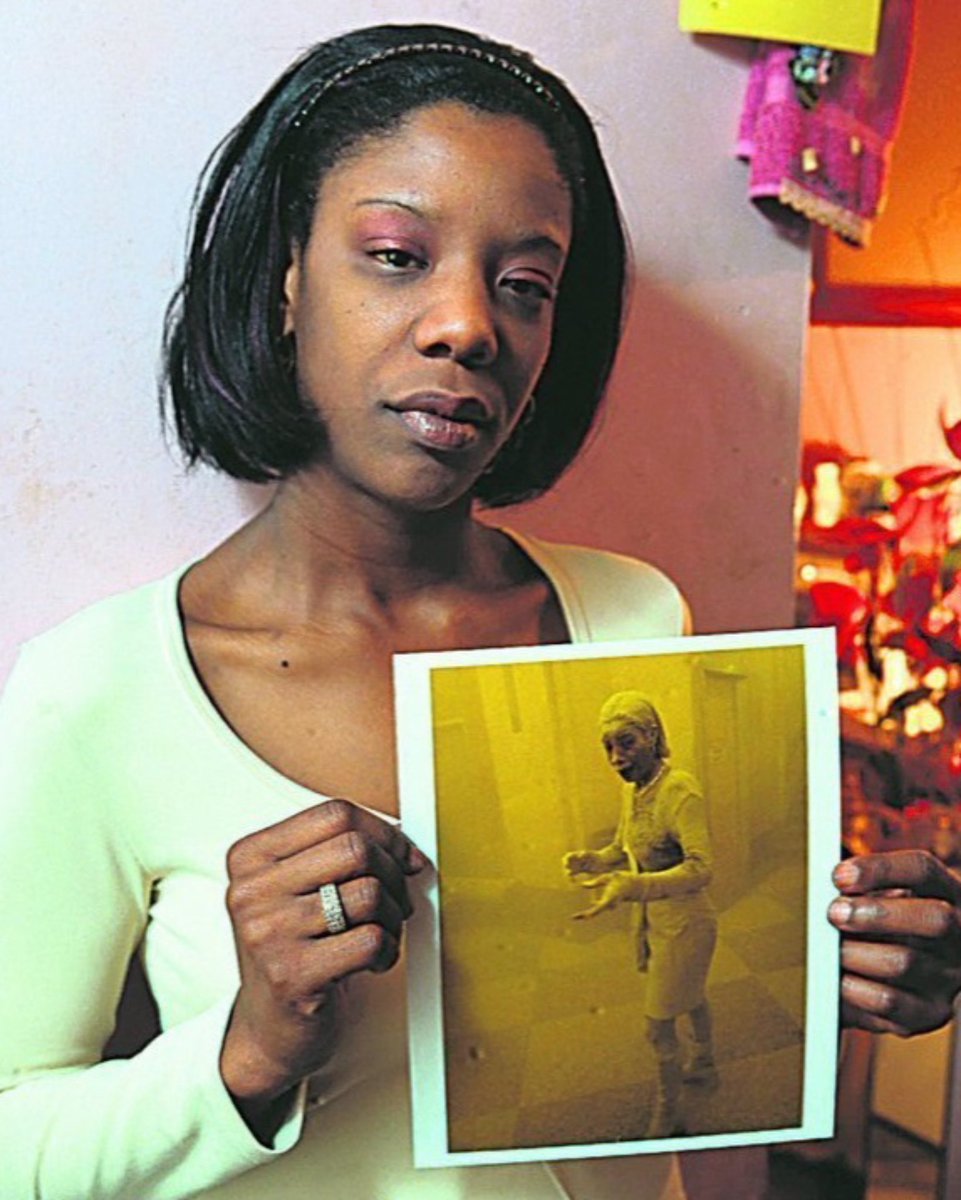 GossipRoomOff's tweet photo. 🚨 Elle est devenue l’un des visages les plus marquants du 11 septembre. Marcy Borders avait seulement 28 ans lorsqu’elle a été photographiée entièrement recouverte de poussière après l’effondrement du World Trade Center.

Ce matin-là, elle travaillait au 81e étage de la tour Nord, à peine un mois après avoir commencé son nouvel emploi. Lorsque le premier avion a percuté l’immeuble, elle a décidé de fuir malgré les consignes lui demandant de rester sur place. Elle parviendra à sortir quelques minutes avant l’effondrement de la tour.

La photographie de Marcy, hagarde et recouverte de poussière grise, fera le tour du monde. Elle sera dès lors surnommée la « Dust Lady », la « Femme Poussière ».

Mais derrière cette image devenue historique, Marcy Borders restera profondément traumatisée. Elle racontera avoir vécu pendant des années dans la peur d’une nouvelle attaque terroriste, avec une véritable angoisse des avions et des grands immeubles.

Peu à peu, elle sombre dans l’alcool et la drogue, perd son emploi puis la garde de ses enfants, et passe plusieurs années sans parvenir à reprendre une vie normale.

En 2011, elle décide finalement d’entrer en cure de désintoxication. Elle parvient à se sevrer et commence progressivement à se reconstruire, à renouer avec ses proches et à reprendre le contrôle de sa vie.

Mais trois ans plus tard, en 2014, un cancer de l’estomac lui est diagnostiqué. Marcy a toujours estimé que sa maladie pouvait être liée aux poussières toxiques qu’elle avait inhalées le 11 septembre 2001.

Elle est décédée le 24 août 2015, à seulement 42 ans.

Derrière l’une des photographies les plus célèbres du 11 septembre se trouvait surtout une femme qui avait survécu à l’effondrement des tours, mais dont la vie avait été bouleversée à jamais par cette journée. 🕊️💔