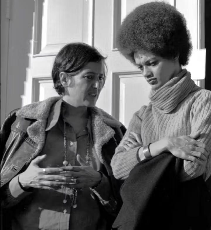 vijayprashad's tweet photo. Elaine Mokhtefi (1928-2026), the Algerian revolutionary, has died. A key fighter for justice, who worked with the Black Panthers during their Algiers exile (here she is with Kathleen Cleaver), and who wrote a terrific book about that experience, Algiers, Third World Capital:Freedom Fighters, Revolutionaries, Black Panthers (2020, https://t.co/RXKD3Qlk8p).