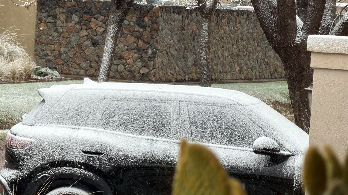 moiraurriza's tweet photo. Me dejé el auto afuera y amaneció precioso o no? #Mendoza #Nieve https://t.co/pJSvPGI2rN