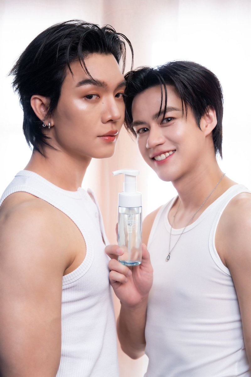oat_psk's tweet photo. A NEW CLEAN BEGINS. 🫧✨ @risebynur 

Meet our new presenters, BoatOat,
for Risebynur Multi Facial Foam Cleanser

เพราะผิวที่ดูดี เริ่มต้นจากการทำความสะอาดที่ดี
พร้อมเริ่มต้นทุกวันไปด้วยกัน 🤍

Clean. Fresh. Glow.
Together with Risebynur.✨

#Risebynur #BoatOat #OatPasakorn #Boatyongyut
