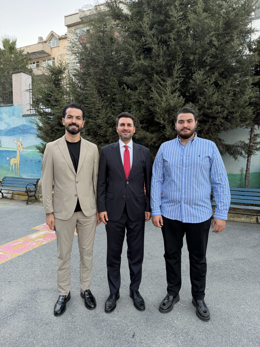 farukaykan07's tweet photo. Cumhurbaşkanı’mız @RTErdogan  selamlarını, İstanbul sokaklarında, il başkanımız @abdullahozdemir başkanımızın önderliğinde, ilçe başkanımız @mnecatiisik başkanımızın ışığında hız kesmeden iletiyoruz, dertlerine ortak oluyor, ailemize yeni üyeler kazandırıyoruz; bir sıcak sohbet ve samimi muhabbetleri  ile enerji tazeliyoruz.. 
#akparti 
#RecepTayyipErdoğan 
@AKistteskilat 
@akpartibduzu