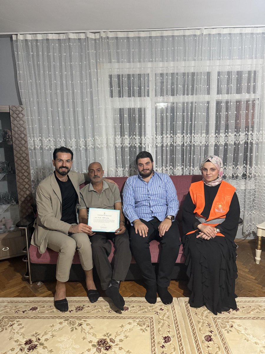 farukaykan07's tweet photo. Cumhurbaşkanı’mız @RTErdogan  selamlarını, İstanbul sokaklarında, il başkanımız @abdullahozdemir başkanımızın önderliğinde, ilçe başkanımız @mnecatiisik başkanımızın ışığında hız kesmeden iletiyoruz, dertlerine ortak oluyor, ailemize yeni üyeler kazandırıyoruz; bir sıcak sohbet ve samimi muhabbetleri  ile enerji tazeliyoruz.. 
#akparti 
#RecepTayyipErdoğan 
@AKistteskilat 
@akpartibduzu