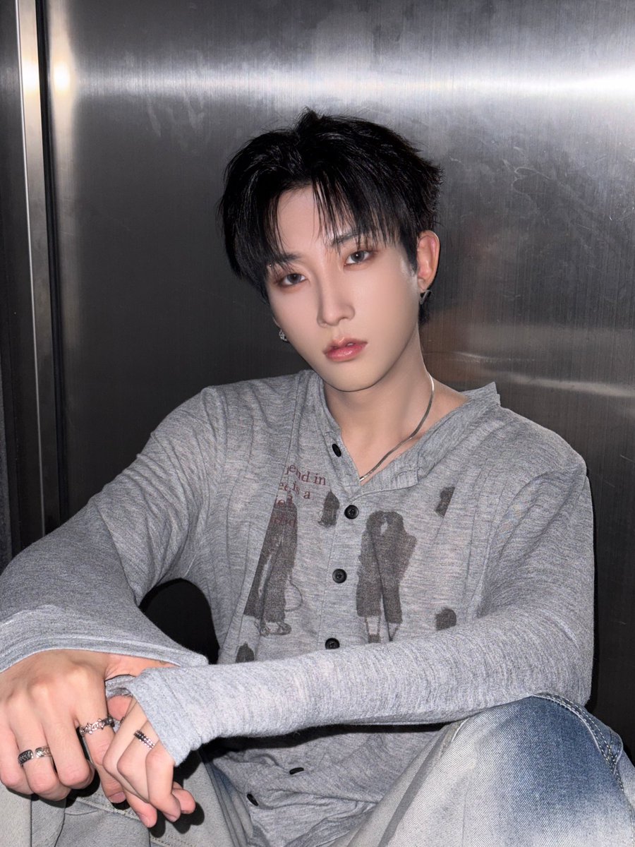 XODIAC_MEMBERS's tweet photo. [#웨인]

오늘도 쏘블리 덕분에 행복한 하루 
남은 일본 일정도 즐겁고 행복한 시간 보내자
사랑해 🐺🩶

#XODIAC #소디엑 #WAIN #웨인 https://t.co/G98Tk1I618