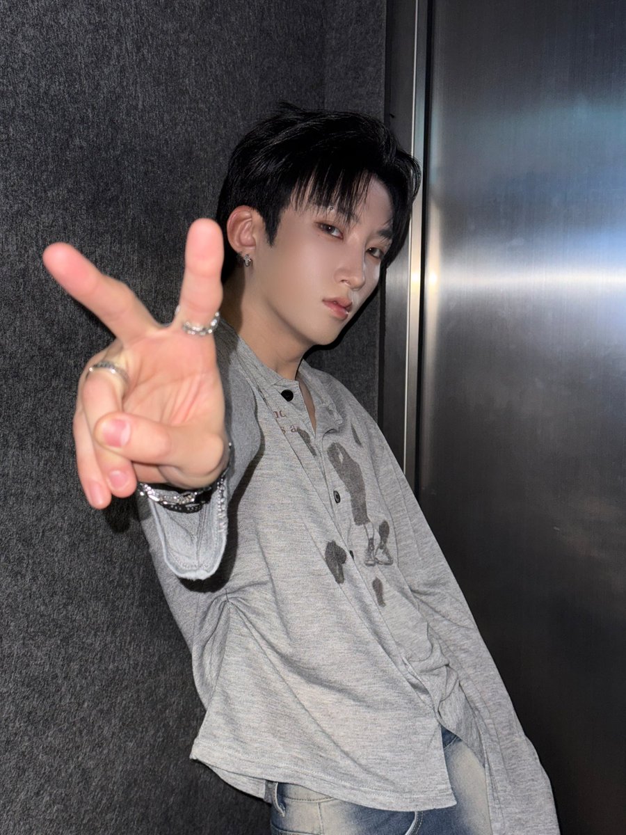 XODIAC_MEMBERS's tweet photo. [#웨인]

오늘도 쏘블리 덕분에 행복한 하루 
남은 일본 일정도 즐겁고 행복한 시간 보내자
사랑해 🐺🩶

#XODIAC #소디엑 #WAIN #웨인 https://t.co/G98Tk1I618