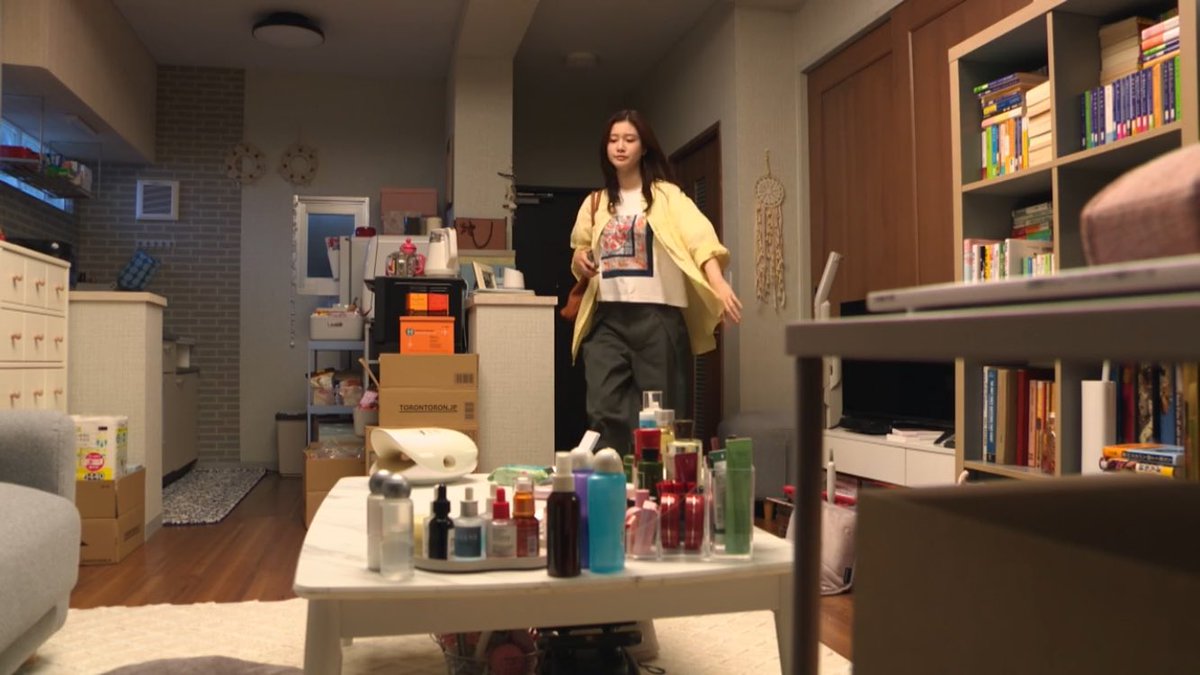 odo_69's tweet photo. 「物が多い」だけで生活感が皆無なヘンな部屋だな https://t.co/8EoAxORnL3