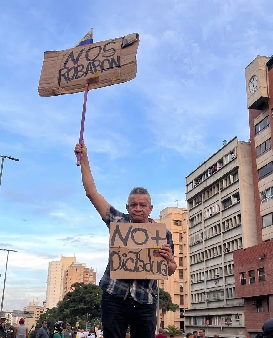 OrlvndoA's tweet photo. #URGENTE | Régimen de Delcy Rodríguez secuestra al activista Oscar Morales López, que ayer marchó a Miraflores con una pancarta contra Diosdado Cabello. https://t.co/TFSTx1BwIr