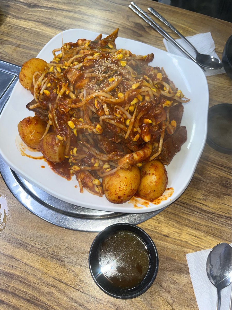 l1ungv3's tweet photo. 한남동감자탕 뼈찜 나도 드뎌 먹어봤
직원들 다 친절하고 주말 웨이팅 2시간했는데 후회 안함 볶음밥이 별미인둣 https://t.co/8p8vgS8k4U