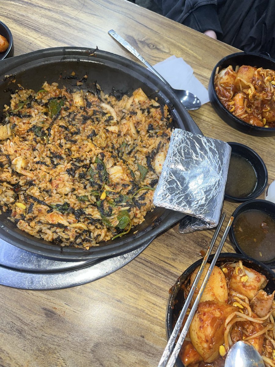 l1ungv3's tweet photo. 한남동감자탕 뼈찜 나도 드뎌 먹어봤
직원들 다 친절하고 주말 웨이팅 2시간했는데 후회 안함 볶음밥이 별미인둣 https://t.co/8p8vgS8k4U