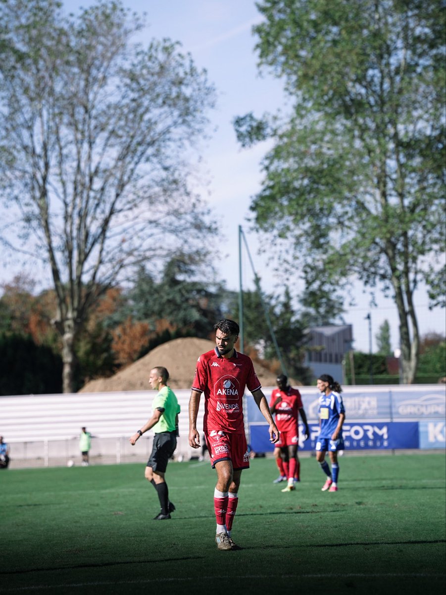vendeefcry's tweet photo. 🔚 FIN DU MATCH

À 10 puis à 9 contre 11 nos Yonnais n’ont rien lâché. 🔴⚪️

Et jusqu’au bout, ils auront résisté ! Imbad Ahamada s’interpose sur penalty et permet aux Rouge et Blanc de préserver le point du nul. 🧤🔥

🤝 Villefranche 0–0 VFC

#ledroitderêver https://t.co/uNVU3mDyyH