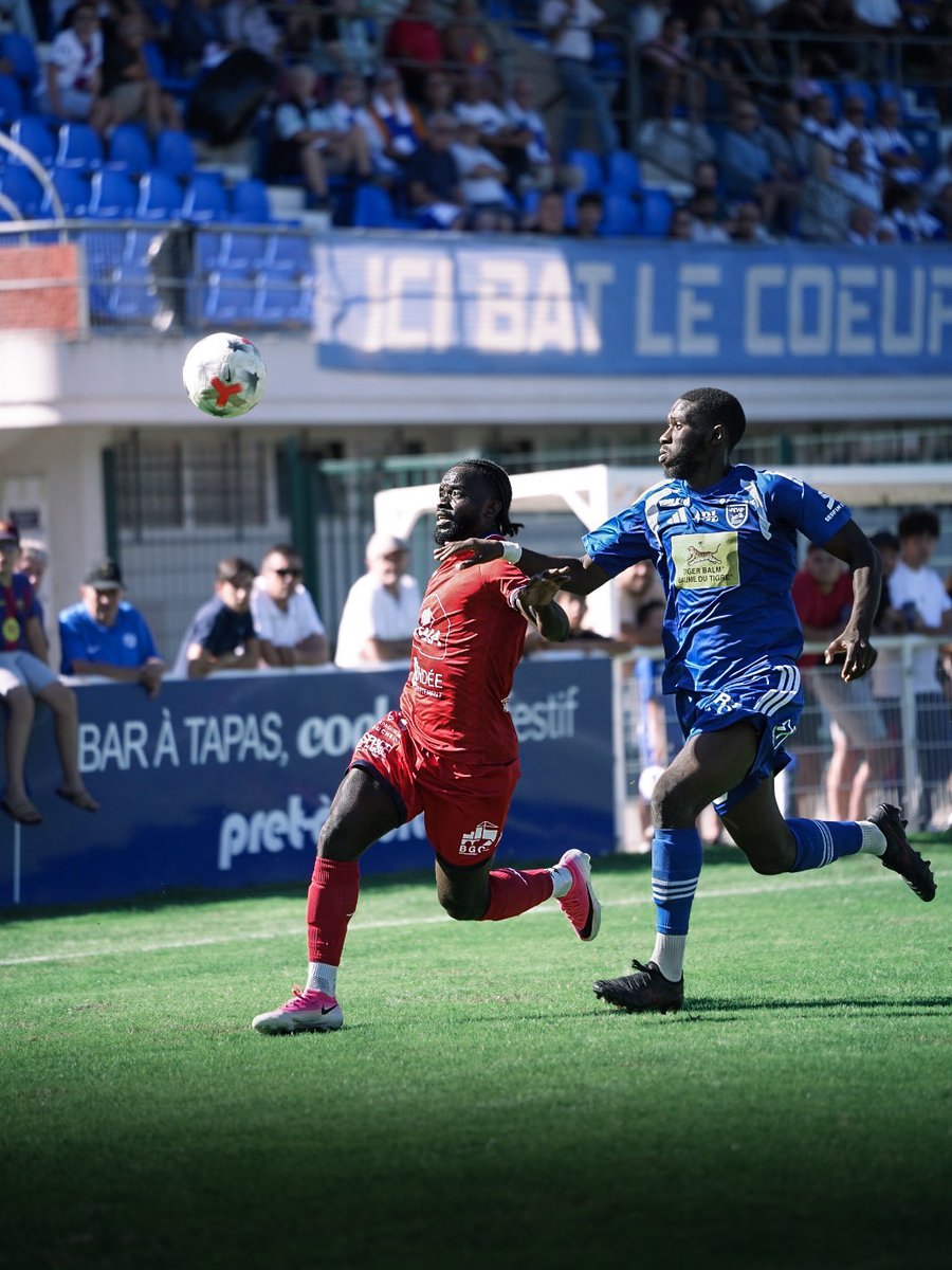 vendeefcry's tweet photo. 🔚 FIN DU MATCH

À 10 puis à 9 contre 11 nos Yonnais n’ont rien lâché. 🔴⚪️

Et jusqu’au bout, ils auront résisté ! Imbad Ahamada s’interpose sur penalty et permet aux Rouge et Blanc de préserver le point du nul. 🧤🔥

🤝 Villefranche 0–0 VFC

#ledroitderêver https://t.co/uNVU3mDyyH