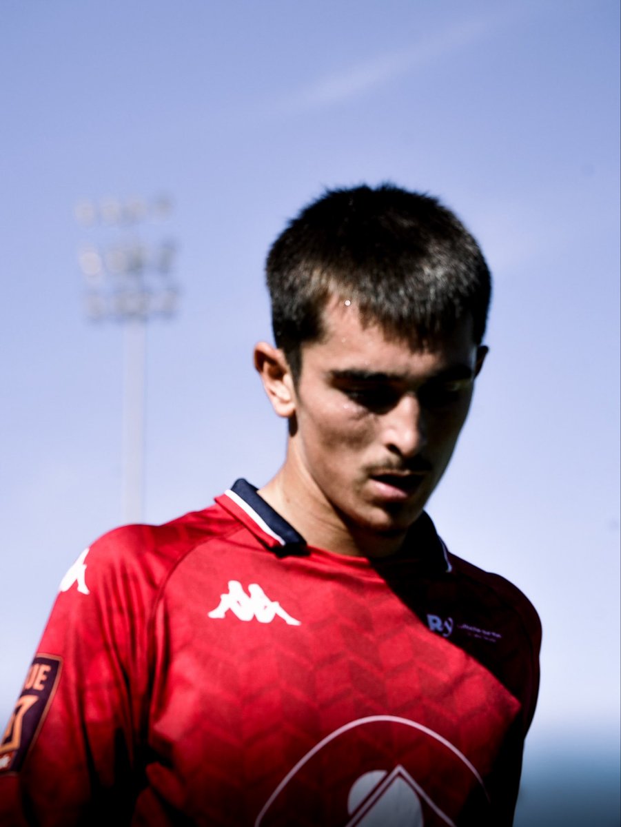 vendeefcry's tweet photo. 🔚 FIN DU MATCH

À 10 puis à 9 contre 11 nos Yonnais n’ont rien lâché. 🔴⚪️

Et jusqu’au bout, ils auront résisté ! Imbad Ahamada s’interpose sur penalty et permet aux Rouge et Blanc de préserver le point du nul. 🧤🔥

🤝 Villefranche 0–0 VFC

#ledroitderêver https://t.co/uNVU3mDyyH