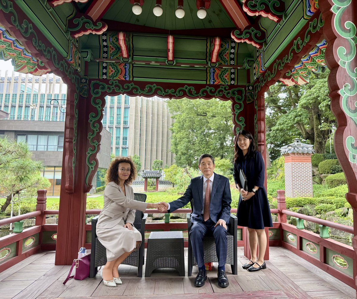 MonicaSimonian's tweet photo. It was a pleasure to have payed a courtesy call on the Ambassador of the Republic of Korea to Japan, H.E. Mr. LEE Hyuk. We held a cordial and productive exchange of views on matters of mutual interest and reiterated the importance of strengthening 🇦🇲 🇰🇷 bilateral cooperation. https://t.co/QqEf9H2sq7