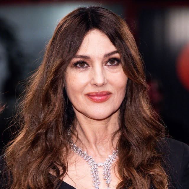 Paroles_auteurs's tweet photo. "J’ai vieilli sans demander la permission de personne, provoquant une tempête et un tollé parmi les fervents combattants de l’anti-âge.
J’ai osé marcher sur le tapis rouge, avec mon visage, mon corps, mes rides, mes yeux fatigués et mes formes, avec tout ce que la nature m’a offert. Sans hésitation, sans complexe, et sans accorder la moindre importance à l’avis des adeptes de la jeunesse éternelle.
Et vous savez quoi ? C’est formidable. Quelqu’un devait bien finir par dire au monde qu’il n’y a aucune honte à vieillir."
Monica Bellucci