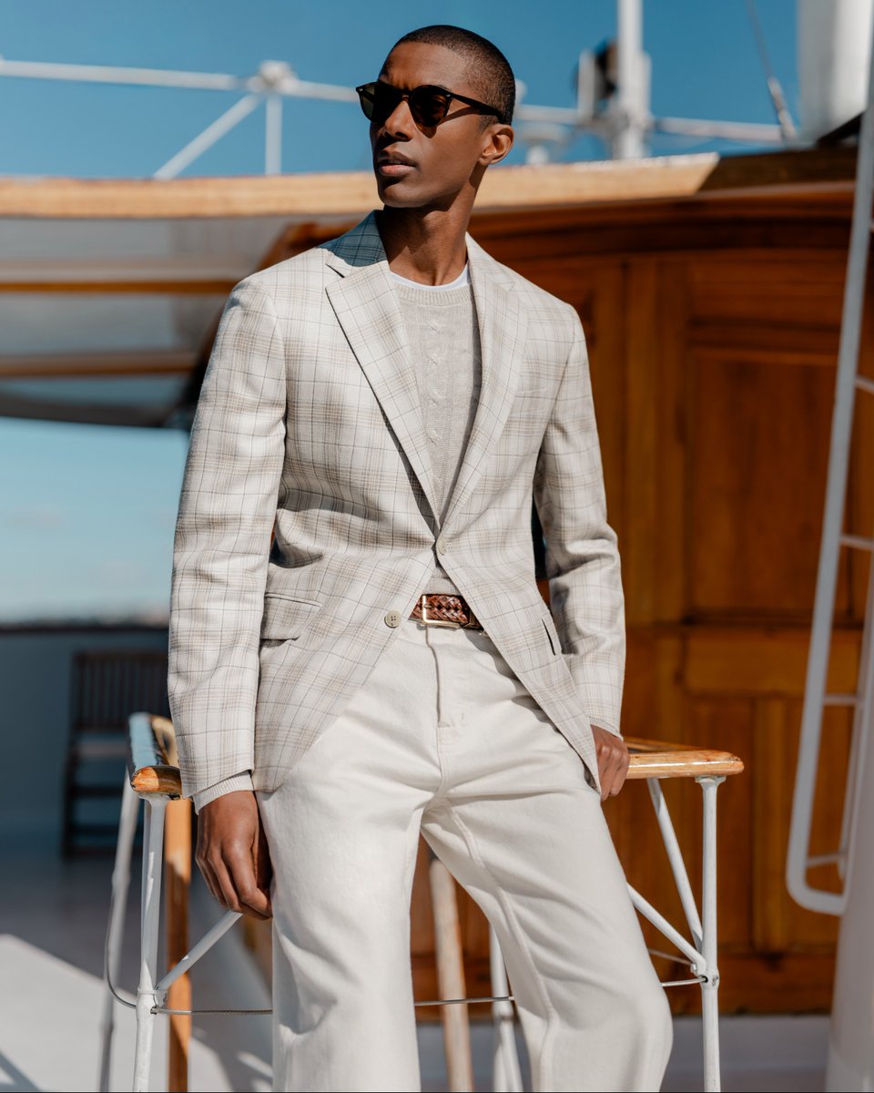 hickeyfreeman's tweet photo. The dress code: somewhere by the water https://t.co/FrQHP9Sgm9