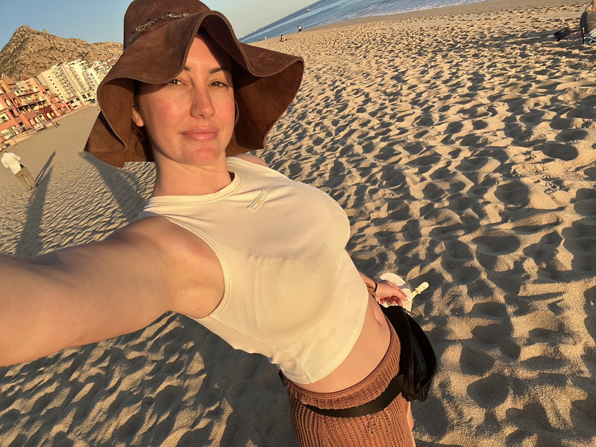 Nancyv6za's tweet photo. happy weekend guys have a wonderful weekend 😊🌹♥️💕💋💦 https://t.co/wSJwf9hkUn