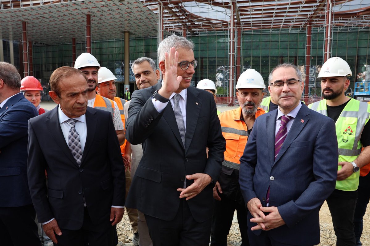 drmemisoglu's tweet photo. Karadeniz’in sağlık üssü Recep Tayyip Erdoğan Şehir Hastanemizin yapımı hız kesmeden devam ediyor.

Bugün inşaat alanını ziyaret ederek yürütülen çalışmalar ve projemizin son durumu hakkında detaylı bilgi aldık.

Rize’mize bu muazzam şifa eserini kazandırmak için gece gündüz demeden gayret gösteren tüm ekibimize yürekten teşekkür ediyorum.

📍Rize
