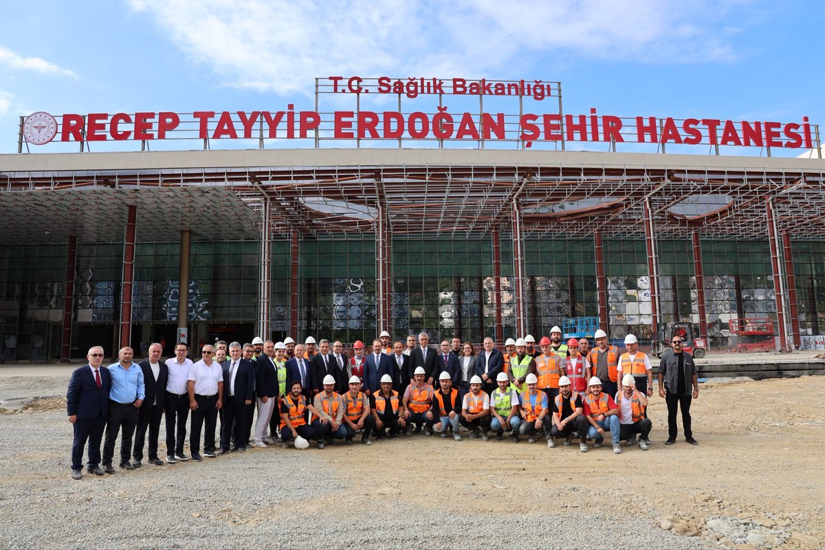 drmemisoglu's tweet photo. Karadeniz’in sağlık üssü Recep Tayyip Erdoğan Şehir Hastanemizin yapımı hız kesmeden devam ediyor.

Bugün inşaat alanını ziyaret ederek yürütülen çalışmalar ve projemizin son durumu hakkında detaylı bilgi aldık.

Rize’mize bu muazzam şifa eserini kazandırmak için gece gündüz demeden gayret gösteren tüm ekibimize yürekten teşekkür ediyorum.

📍Rize