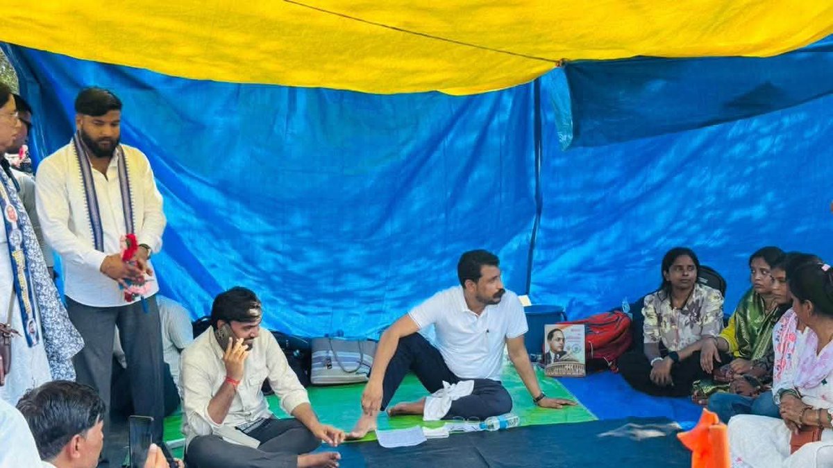 SunilAstay's tweet photo. लखनऊ के ईको गार्डन में 7 सितंबर से अपनी जायज़ मांगों को लेकर लगातार आंदोलन कर रहे पंचायत सहायकों के बीच आज़ाद समाज पार्टी (कांशीराम) के राष्ट्रीय अध्यक्ष एवं नगीना लोकसभा सांसद आदरणीय बड़े भाई चन्द्रशेखर आज़ाद जी पहुँचे। पंचायत सहायकों के संघर्ष को सड़क से सदन तक मजबूती से उठाने का वादा किया था और आज उसी वादे को पूरा करने उनके बीच पहुँचे। 💙

पंचायत सहायकों की मेहनत, सम्मान और अधिकार से कोई समझौता नहीं होगा।

भीम आर्मी–आज़ाद समाज पार्टी (कांशीराम) पंचायत सहायकों के हक़, सम्मान और संघर्ष में मजबूती से उनके साथ खड़ी है। 
#पंचायत_सहायक_संघर्ष