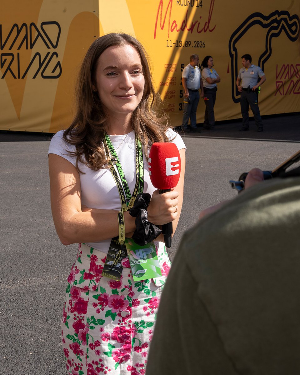 ELEVENSPORTSPL's tweet photo. Pani redaktor Sanah 🎤🚗

#ElevenF1 https://t.co/jNLzLhDI0C