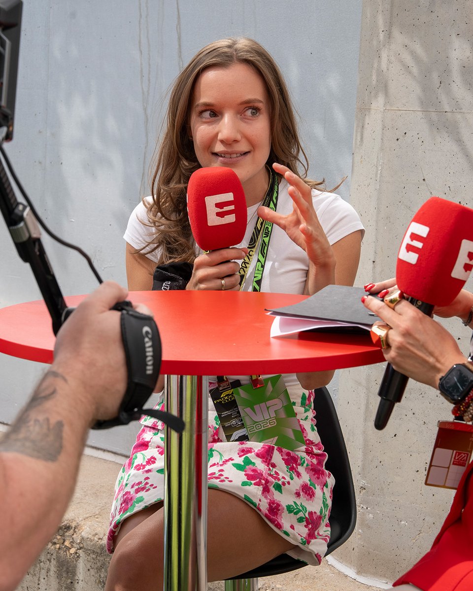 ELEVENSPORTSPL's tweet photo. Pani redaktor Sanah 🎤🚗

#ElevenF1 https://t.co/jNLzLhDI0C