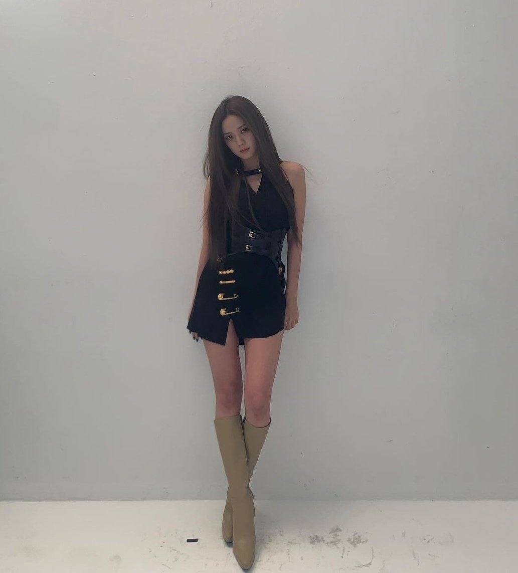 thatgirl_JISOO's tweet photo. I need her to comeback 🧎🏻‍♀️ https://t.co/VWz2ysMsAp
