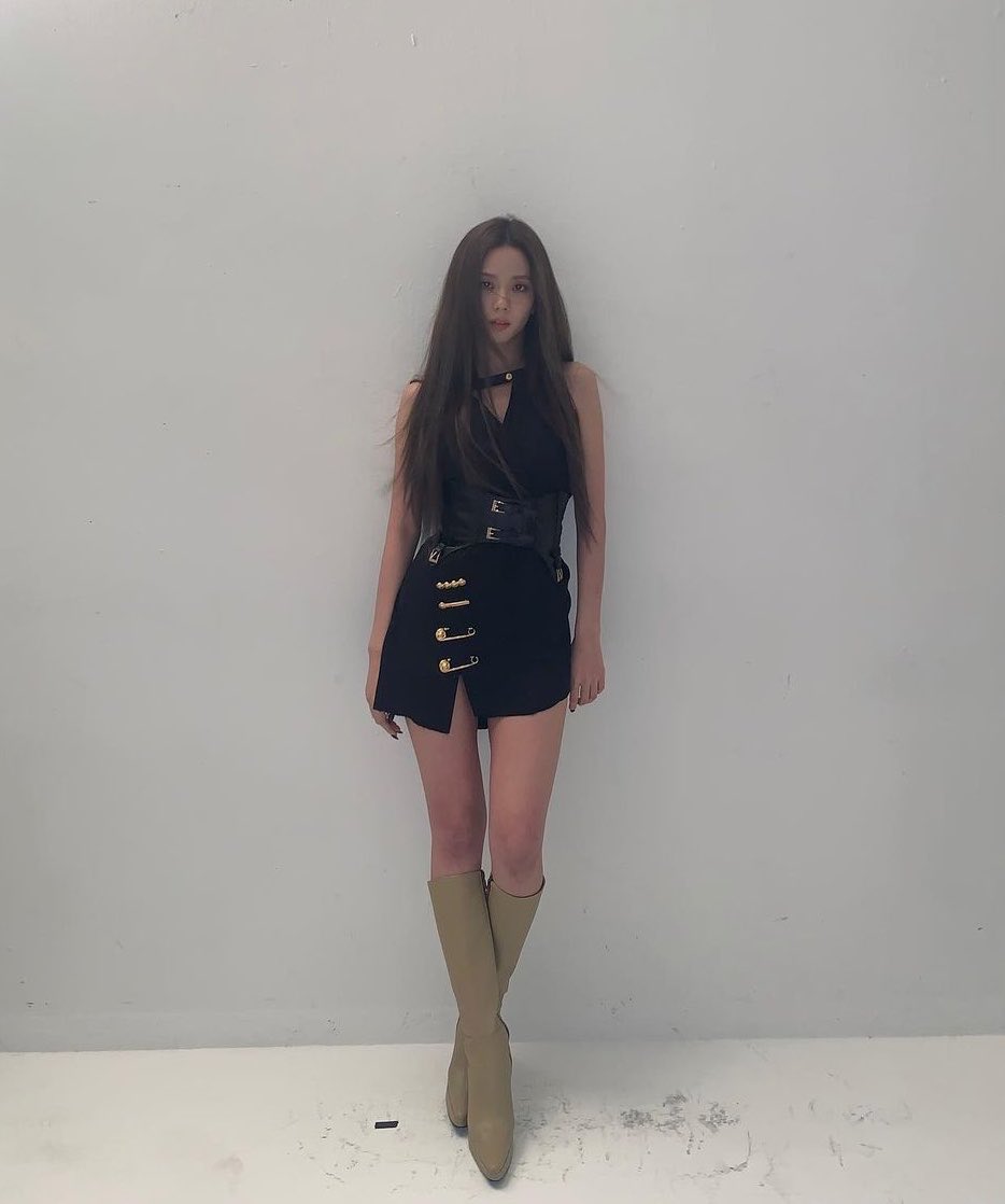 thatgirl_JISOO's tweet photo. I need her to comeback 🧎🏻‍♀️ https://t.co/VWz2ysMsAp