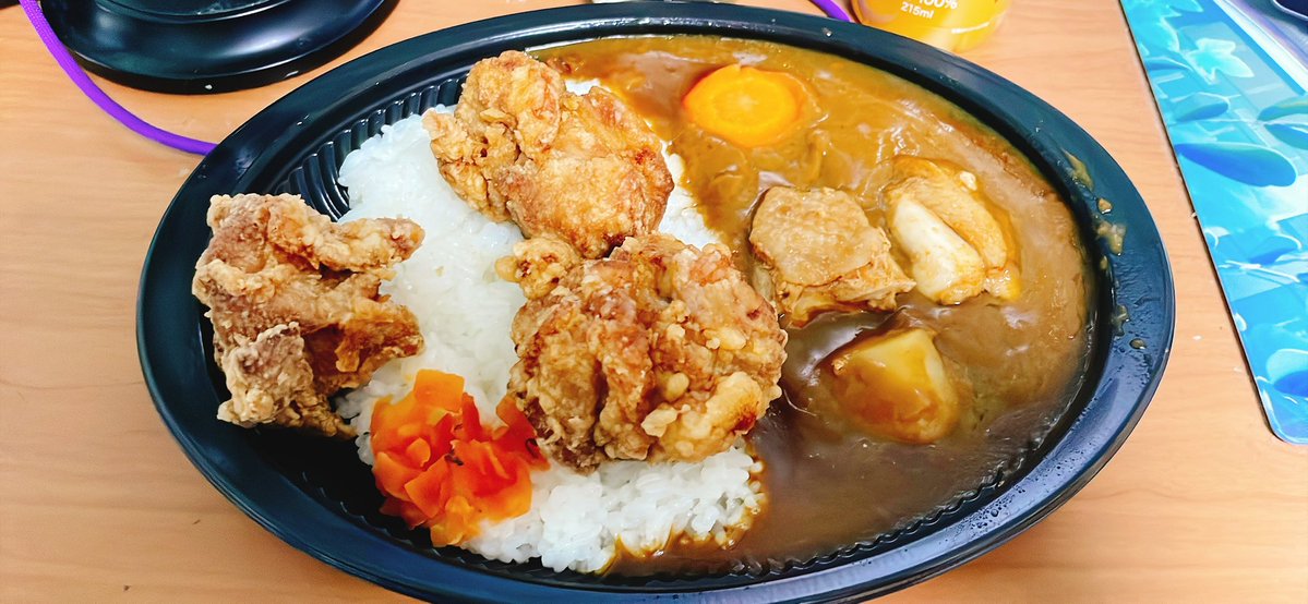 KIUI0929's tweet photo. 今日はバイト遅くなったから
今から夕飯

カレーwith唐揚げ https://t.co/x7X86YIBTN