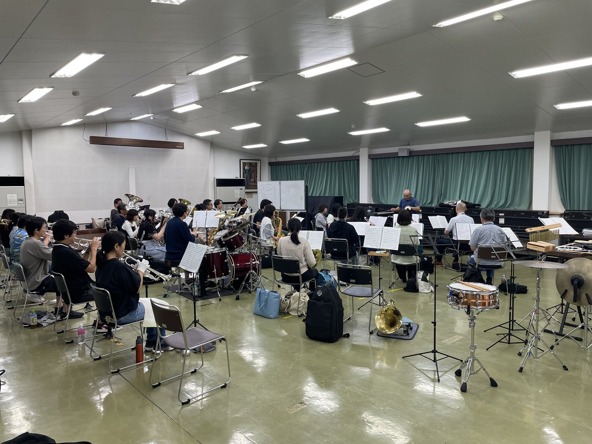iwatsukisui's tweet photo. 9/11（金）中学校の式典で演奏させていただきました。
吹奏楽部1・2年生の演奏、当団の演奏、そして有志の3年生も加わり皆さんと一緒に演奏できたことを大変光栄に思います。このような素晴らしい機会にご招待いただき誠にありがとうございました。

9/12（土）は🍂秋イベントに向け練習をしました。 https://t.co/pIgsrD8LSv