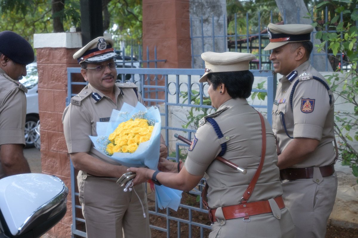 MandyaPolice's tweet photo. ಮುಂಬರುವ ಗ��ರಿ ಗಣೇಶ ಹಬ್ಬದ ಆಚರಣೆಯು ಶಾಂತಿಯುತವಾಗಿ, ಸೌಹಾರ್ದಯುತವಾಗಿ ಹಾಗೂ ಸುರಕ್ಷಿತವಾಗಿ ನಡೆಯುವ ನಿಟ್ಟಿನಲ್ಲಿ ಕೈಗೊಳ್ಳಲಾಗಿರುವ ಭದ್ರತಾ ಹಾಗೂ ಬಂದೋಬಸ್ತ್ ವ್ಯವಸ್ಥೆಗಳ ಪರಿಶೀಲನೆಗಾಗಿ ಮಾನ್ಯ ಪೊಲೀಸ್ ಮಹಾನಿರ್ದೇಶಕರು ಮತ್ತು ಮಹಾನಿರೀಕ್ಷಕರಾದ ಡಾ.ಎಂ.ಎ. ಸಲೀಂ, IPS ರವರು ಮಂಡ್ಯ ಜಿಲ್ಲಾ ಪೊಲೀಸ್ ಕಛೇರಿಗೆ ಭೇಟಿ ನೀಡಿ https://t.co/TOj4ocfoic