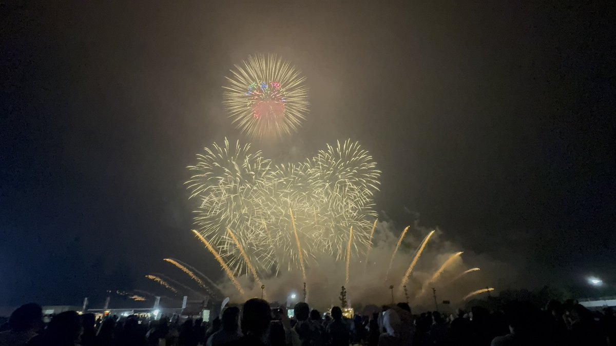 y_gt25's tweet photo. 沼田花火大会初めて行ってきた！
ドローンと花火が一緒にあがるの初めてみた https://t.co/iO0p1I85Mu