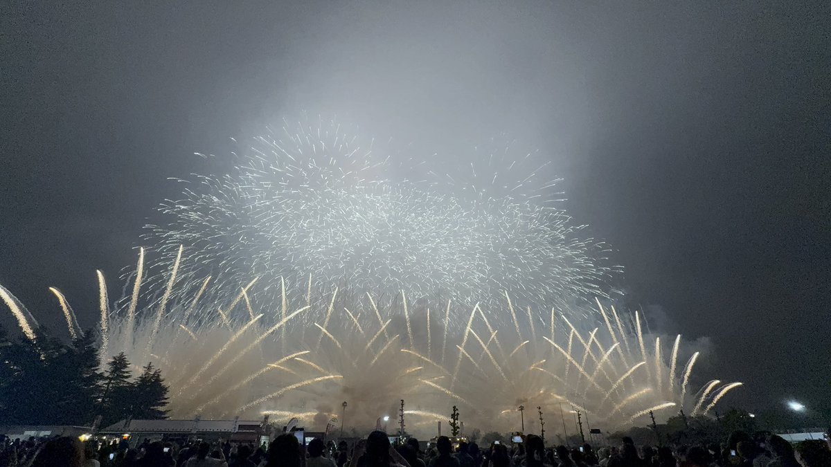 y_gt25's tweet photo. 沼田花火大会初めて行ってきた！
ドローンと花火が一緒にあがるの初めてみた https://t.co/iO0p1I85Mu