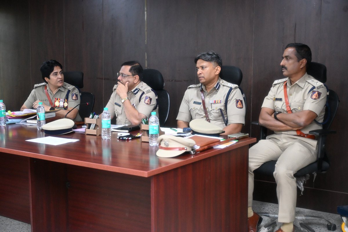 MandyaPolice's tweet photo. @DgpKarnataka @Rangepol_SR @KarnatakaCops ಹಬ್ಬದ ಹಿನ್ನೆಲೆಯಲ್ಲಿ ಕೈಗೊಳ್ಳಲಾಗಿರುವ ಭದ್ರತಾ ಕ್ರಮಗಳು, ಬಂದೋಬಸ್ತ್ ವ್ಯವಸ್ಥೆ ಹಾಗೂ ಮುಂಜಾಗ್ರತಾ ಕ್ರಮಗಳ ಕುರಿತು ಪರಿಶೀಲಿಸಿ, ಅಧಿಕಾರಿಗಳಿಗೆ ಅಗತ್ಯ ಸಲಹೆ ಮತ್ತು ಮಾರ್ಗದರ್ಶನ ನೀಡಿದರು. https://t.co/iuOlL7VgFS