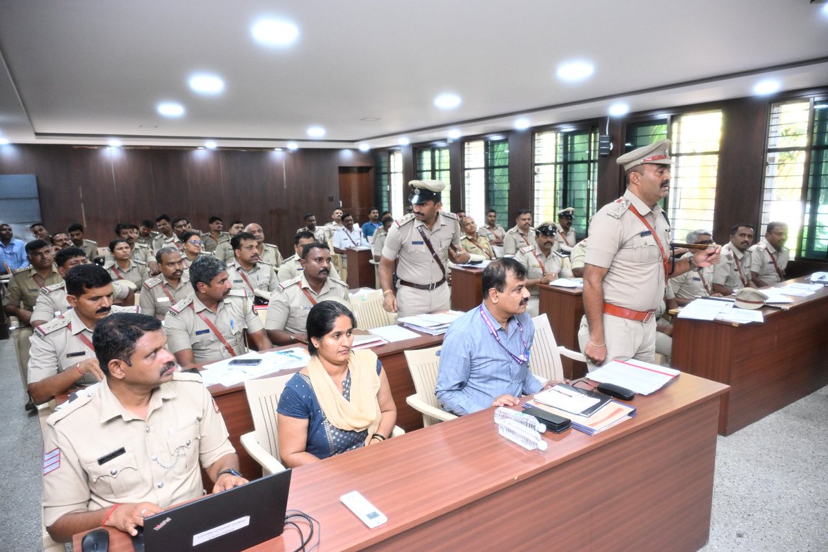 MandyaPolice's tweet photo. @DgpKarnataka @Rangepol_SR @KarnatakaCops ಹಬ್ಬದ ಹಿನ್ನೆಲೆಯಲ್ಲಿ ಕೈಗೊಳ್ಳಲಾಗಿರುವ ಭದ್ರತಾ ಕ್ರಮಗಳು, ಬಂದೋಬಸ್ತ್ ವ್ಯವಸ್ಥೆ ಹಾಗೂ ಮುಂಜಾಗ್ರತಾ ಕ್ರಮಗಳ ಕುರಿತು ಪರಿಶೀಲಿಸಿ, ಅಧಿಕಾರಿಗಳಿಗೆ ಅಗತ್ಯ ಸಲಹೆ ಮತ್ತು ಮಾರ್ಗದರ್ಶನ ನೀಡಿದರು. https://t.co/iuOlL7VgFS