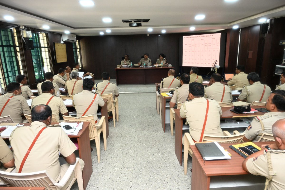 MandyaPolice's tweet photo. @DgpKarnataka @Rangepol_SR @KarnatakaCops ಹಬ್ಬದ ಹಿನ್ನೆಲೆಯಲ್ಲಿ ಕೈಗೊಳ್ಳಲಾಗಿರುವ ಭದ್ರತಾ ಕ್ರಮಗಳು, ಬಂದೋಬಸ್ತ್ ವ್ಯವಸ್ಥೆ ಹಾಗೂ ಮುಂಜಾಗ್ರತಾ ಕ್ರಮಗಳ ಕುರಿತು ಪರಿಶೀಲಿಸಿ, ಅಧಿಕಾರಿಗಳಿಗೆ ಅಗತ್ಯ ಸಲಹೆ ಮತ್ತು ಮಾರ್ಗದರ್ಶನ ನೀಡಿದರು. https://t.co/iuOlL7VgFS