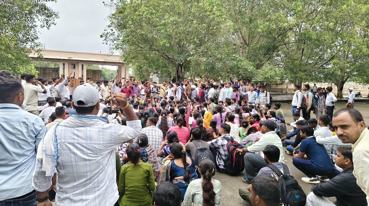 psunionup's tweet photo. महिला शक्ति सिर्फ नारे लगाने का नाम नहीं है।

महिला शक्ति तब है, जब एक महिला अपने अधिकारों के लिए आवाज़ उठाए, अन्याय के सामने डटे और अपने परिवार के बेहतर भविष्य के लिए संघर्ष करे।

आज हमारी महिला पंचायत सहायक बहनें भी अपने हक़ के लिए संघर्ष के मैदान में खड़ी हैं। 💪

उनकी आवाज़ को कमजोर मत सम���िए—
यह अपने सम्मान और अधिकार की आवाज़ है। ��

#पंचायत_सहायक_संघर्ष