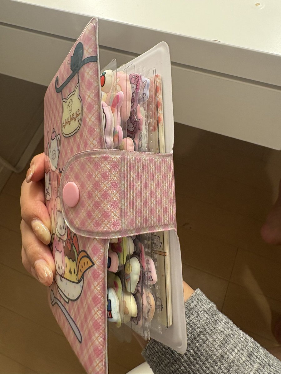 qii5a's tweet photo. にゃんにゃんにゃんこのシール帳(3冊目)にマシュマロシール貼りまくってたらギチギチになっ………………………………………………でもかわよい💖 https://t.co/h6lxwWDhNX