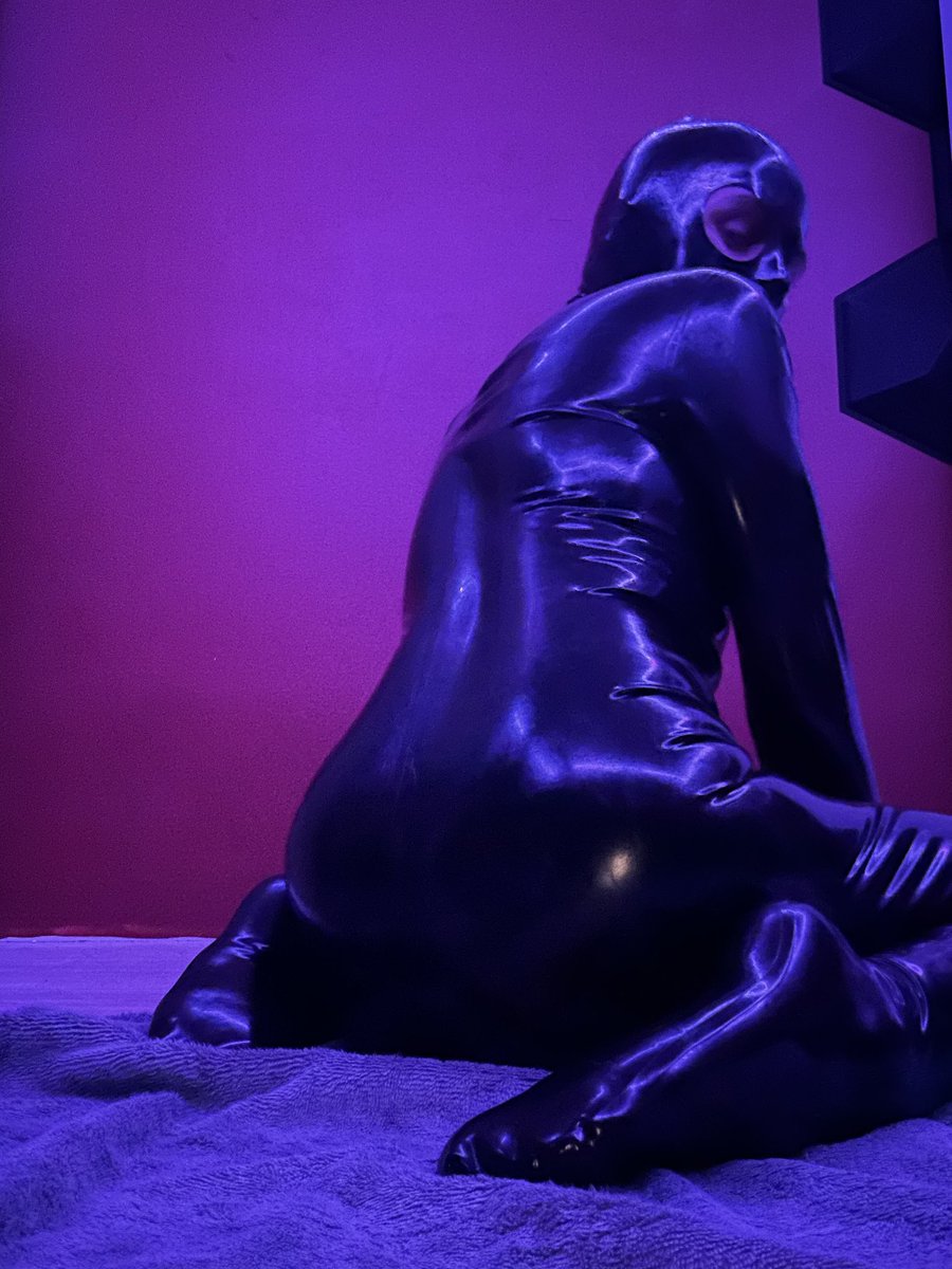 shiny_moray's tweet photo. couple more latex pics from this night :3
#latex #rubber #latexcatsuit https://t.co/E1ZR27HWQA