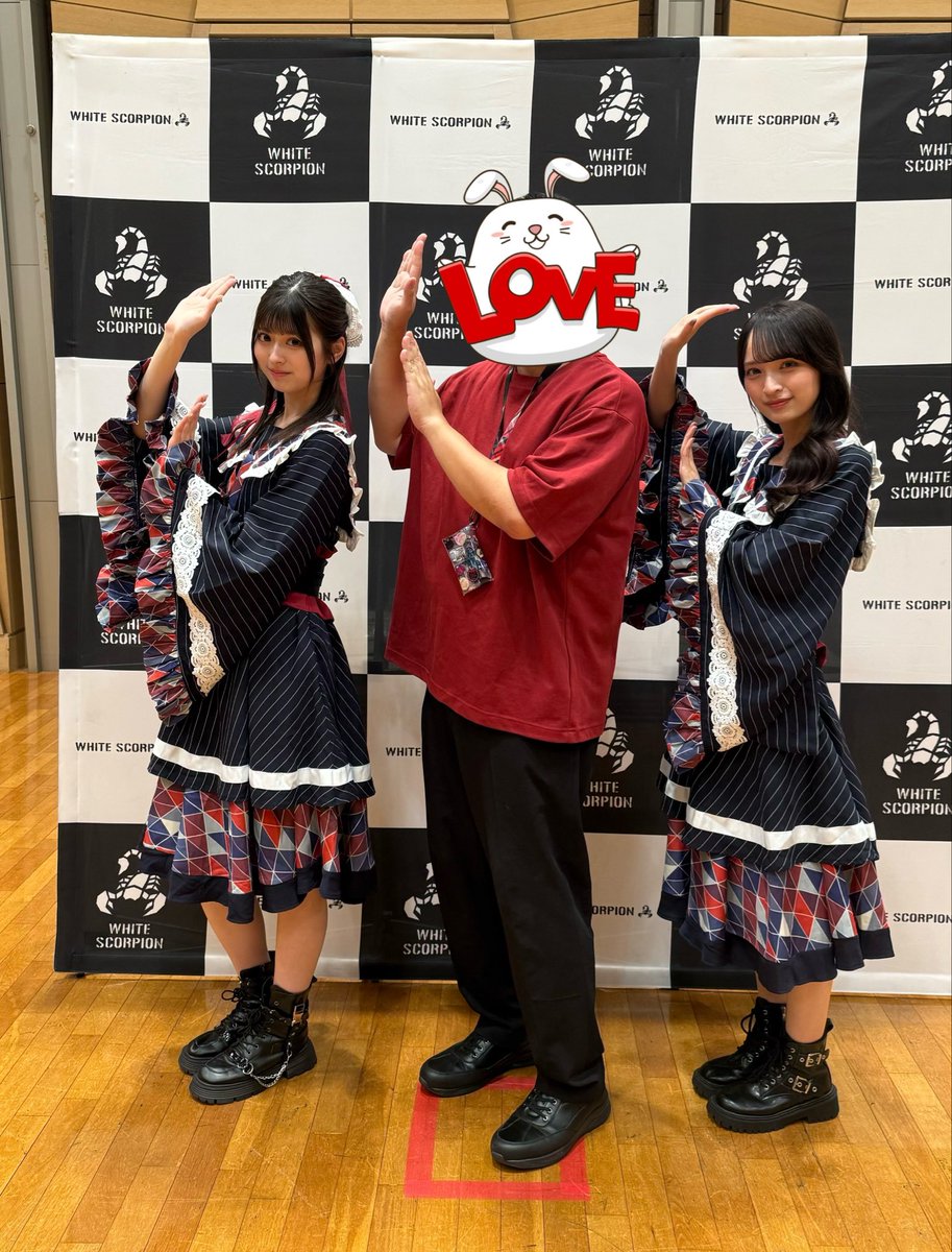 _gemini_64's tweet photo. HANNALLYとスリーショットできた〜🥰嬉しすぎるよ〜🪭美しいお2人に挟まれて緊張した〜
解散さみしいなぁ〜🥺いろんなユニット曲を何回か聴いてるともっと聴きたくなってくるね!
#ホワスピ #ハンナ親衛隊 #HANNALLY https://t.co/UqWH5pAoc9