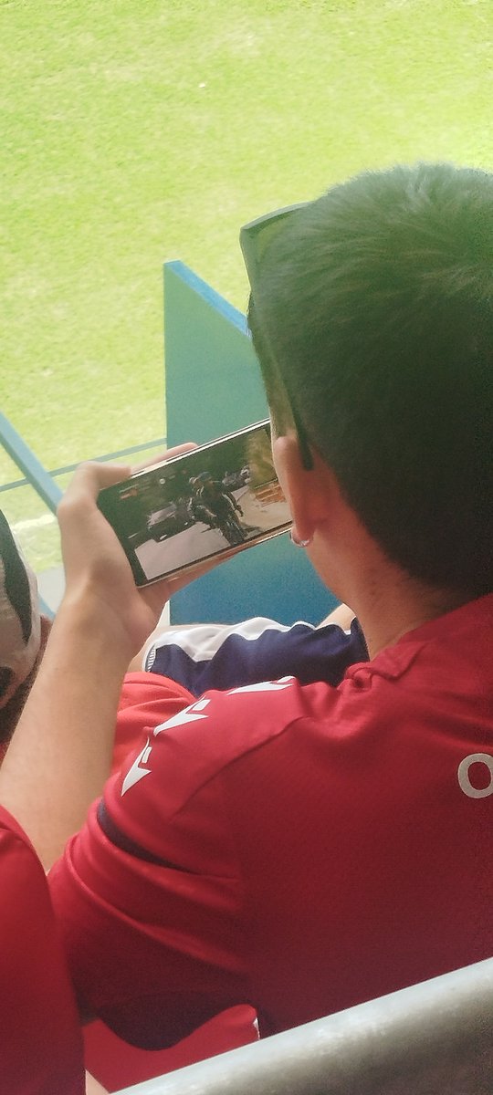 Oskarzabulon's tweet photo. El chaval que está unos asientos debajo mía se ha pasado al ciclismo,no lo culpo,para ver esto........ https://t.co/OjRgmqB8xz