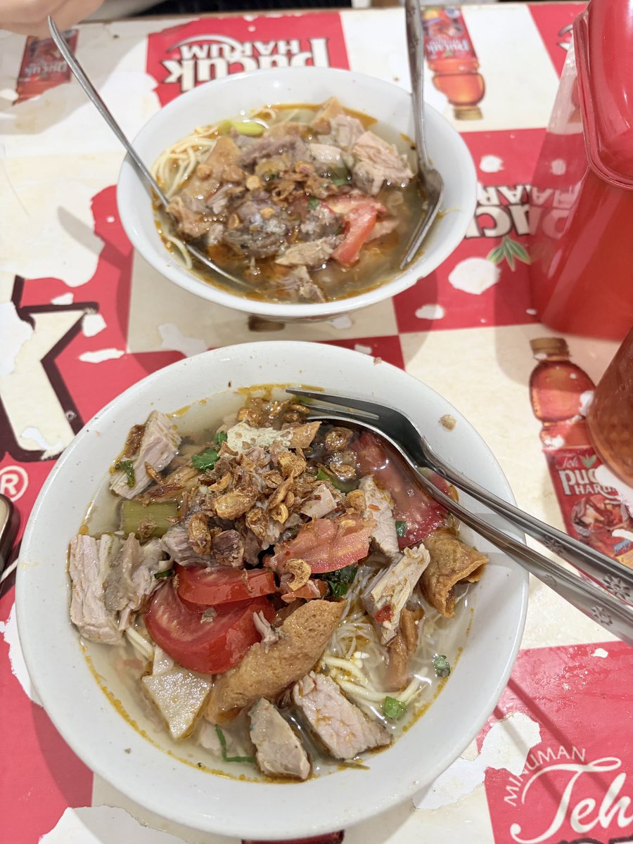 ryujinjakpus's tweet photo. Lalu kita makan soto mie bogor sebagai lunch, buset enak banget SUKA BANGET. 

Dan abis makan kita lewatin tempat ramal ramal yang viral di tiktok itu dan ISENG NYOBAIN WKWKWKWK. Kita memilih untuk tau nasib di "CUAN" gada yang milih percintaan KOCAKNYA. https://t.co/Y8WxbNEFQ1