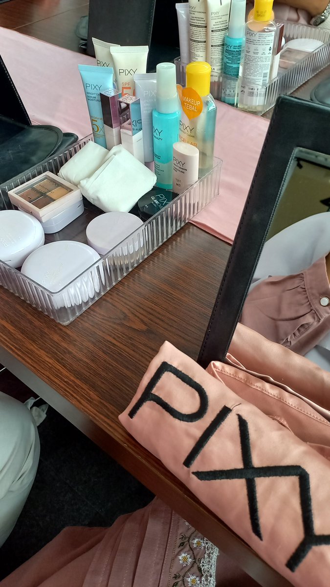 anindzaa's tweet photo. MasyaAllah, tiba tiba banget random ikut beauty class sama merabgkai bunga HAHAHA 😭 tapi happyyy💃 new experience bangett! 🥹✨️💐 https://t.co/S7ukjdSlNy