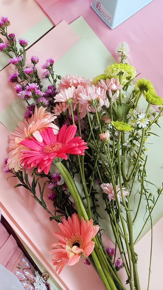 anindzaa's tweet photo. MasyaAllah, tiba tiba banget random ikut beauty class sama merabgkai bunga HAHAHA 😭 tapi happyyy💃 new experience bangett! 🥹✨️💐 https://t.co/S7ukjdSlNy